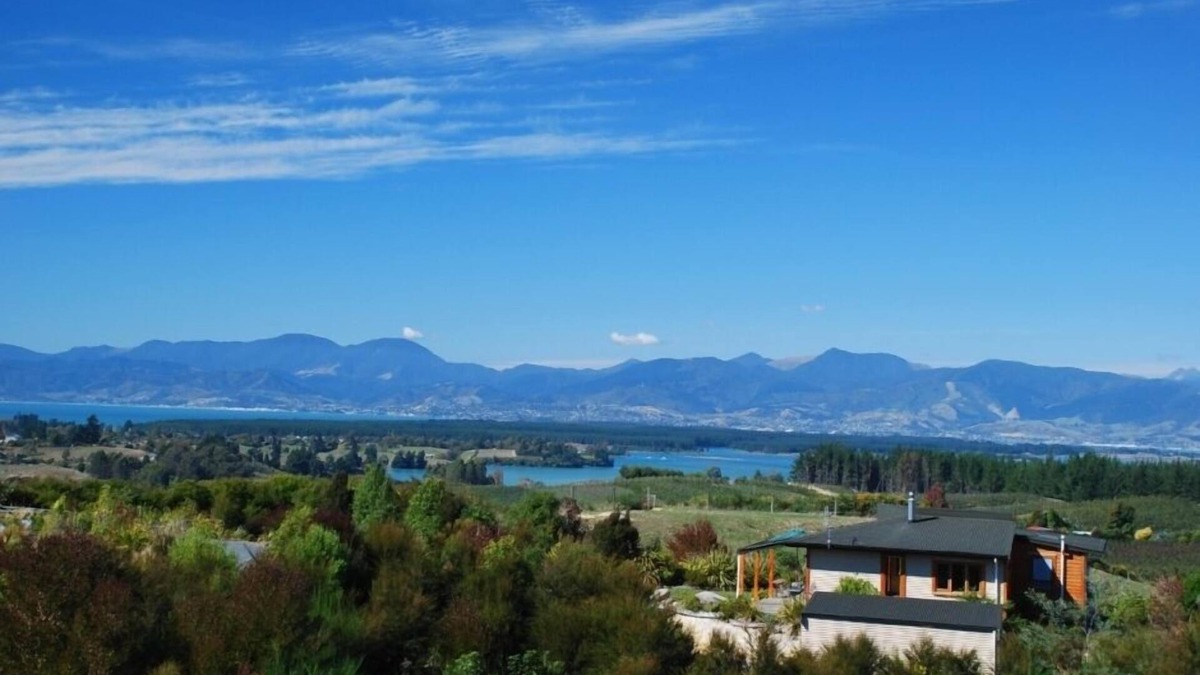 Upper Moutere Cottage | Mapua Heights Cottage; 'a gem among gems'