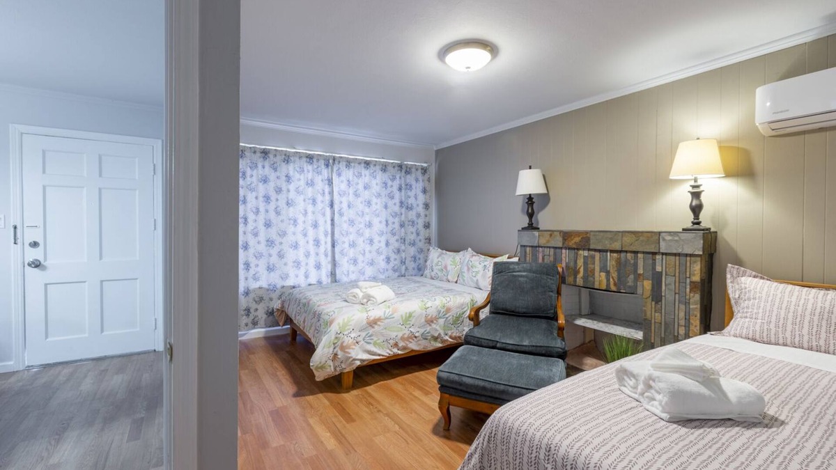 Redwood City House | @ Marbella Lane - 5BR House | DTWN RWC | Parking