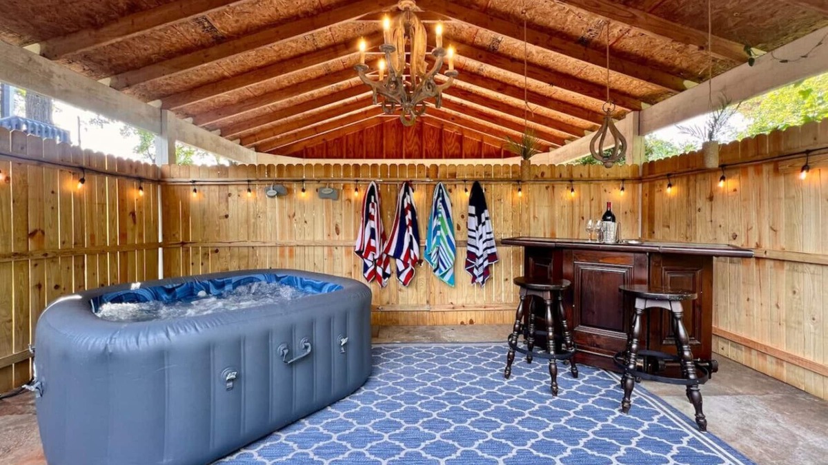 Glen Iris House | Marigold: 6Bedroom Downtown Gem ~ HOT TUB