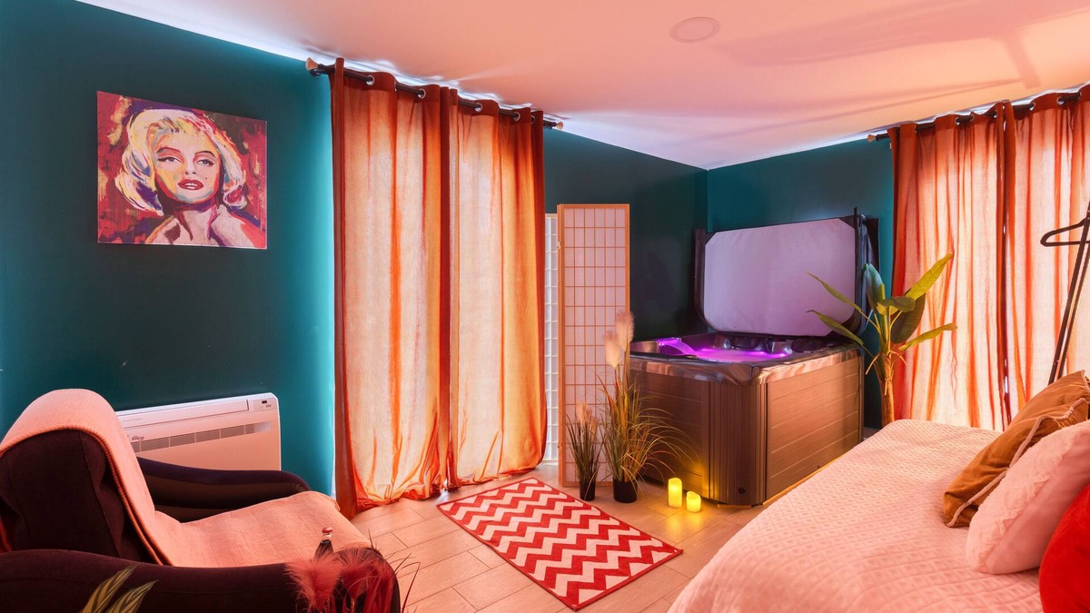 Coupvray Apartment | Marilyn Monroe Suite - 4P with Private Jacuzzi
