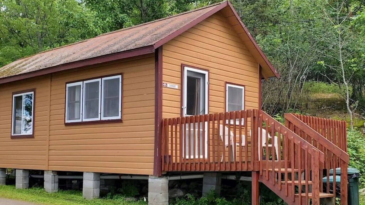 Ray Cabin | Marina View 1 Bedroom Sunset Cabin