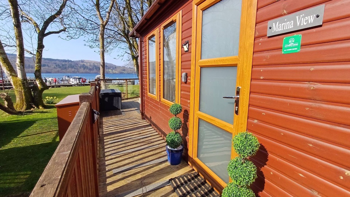 Troutbeck Bridge Cabin | Marina View - a holiday lodge that sleeps 6 guests in 3 bedrooms