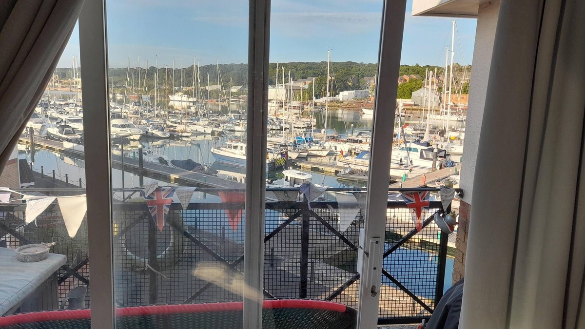 East Cowes Apartment | Marina View, South Facing Balcony Sunny Apartment