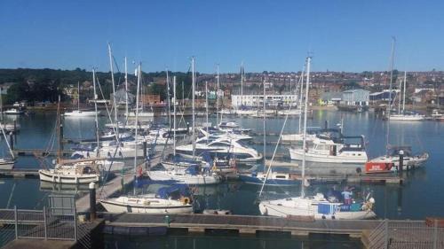 East Cowes Apartment | Marina View South Facing Balcony Sunny Apartment