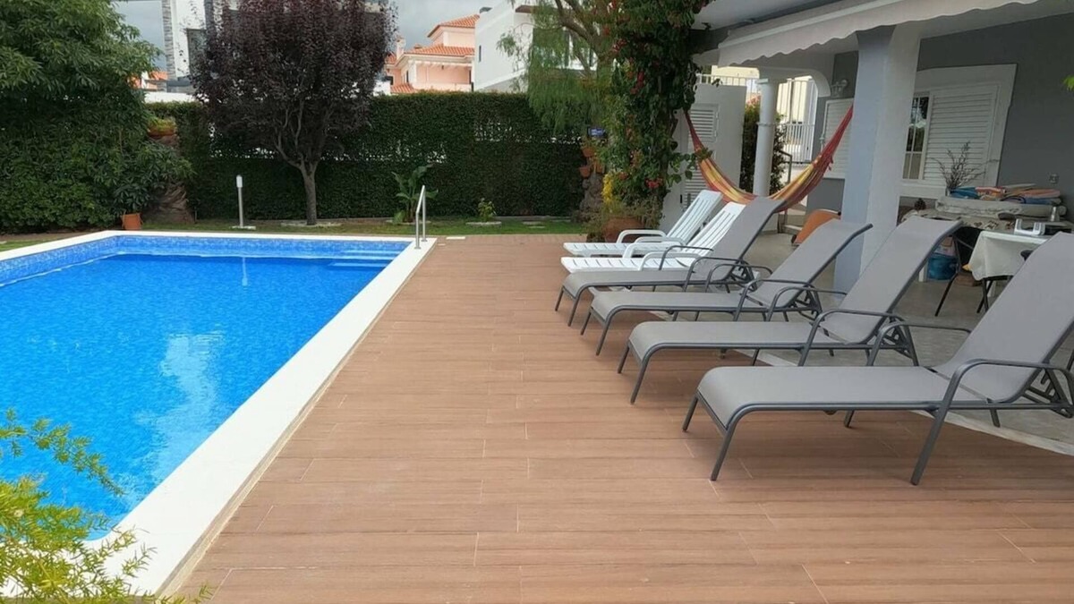 Corroios Apartment | Marisol, wonderfull T4 duplex w/pool & garden, Caparica, Almada, Lisbon