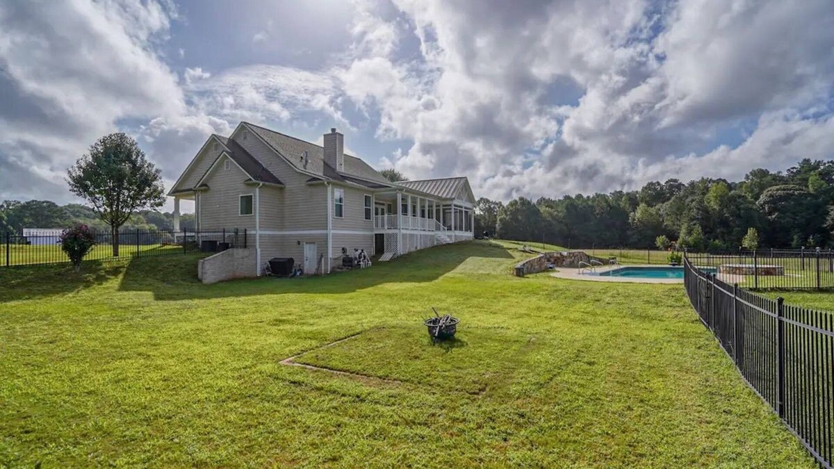 Fayetteville House | Mars Landing- 4-bedroom house in enchanting Fayetteville with fitness room