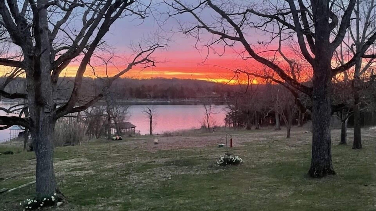 Cassville House | Martha's View - Lake front house with slip at the Marina included