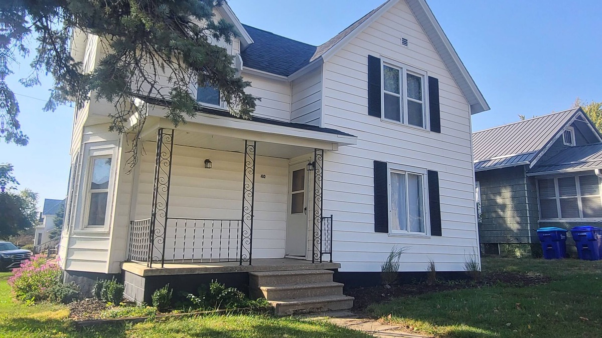 Oelwein House | Marvelous 3-bedroom/1.5 bath house with WiFi, full kitchen Oelwein