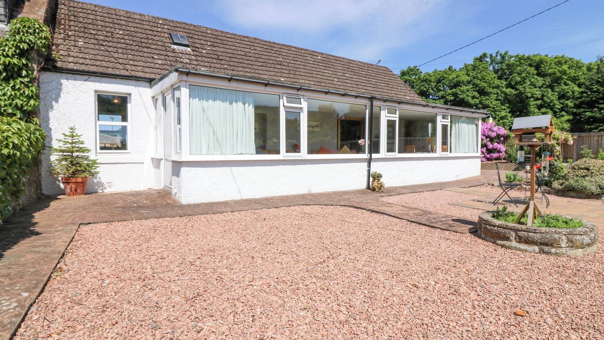 Aberargie Cottage | MARYLAND COTTAGE, pet friendly, with hot tub in Abernethy