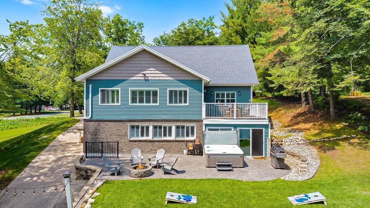 Stanwood House | Marywood Cottage: Luxury Lake House Living, Kayaks and Paddle Boat Included