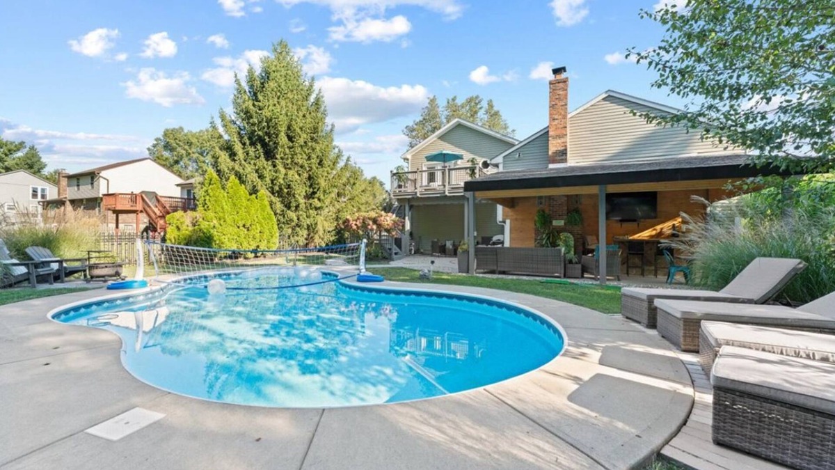 Mason House | Mason 3 bedroom Oasis! Walking distance to Deerfield shopping and restaurants!
