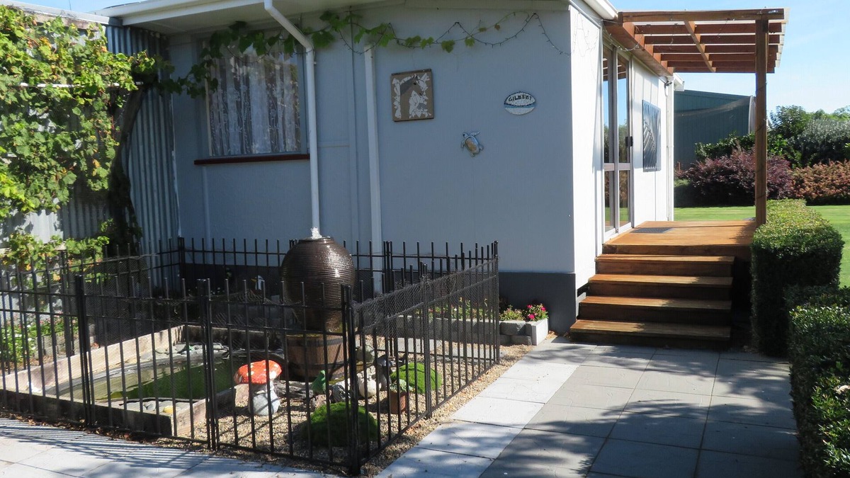 Rotoorangi Cottage | Massey Country Cottage - 11 Kms to Lake Karapiro and 7 Kms to Cambridge Center