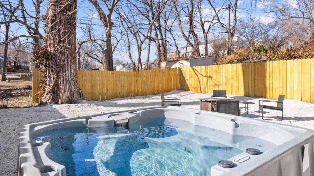 Rosedale House | Massive 5 bedroom with hot tub/Close to Plaza