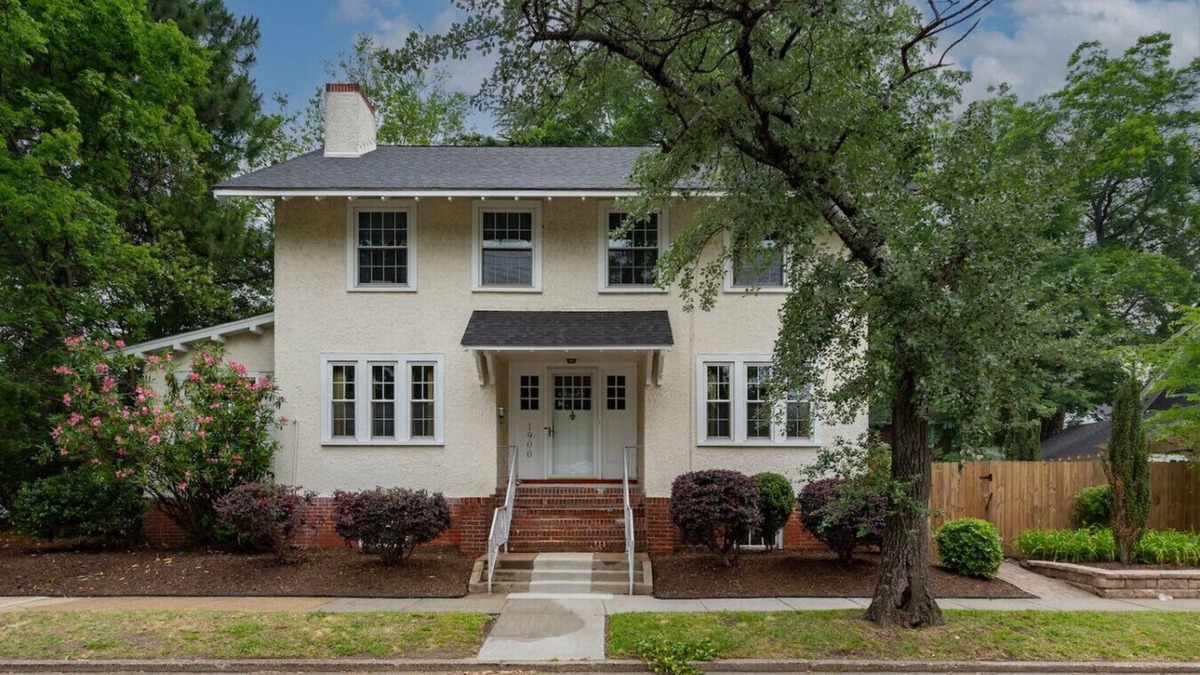 Norfolk House | Massive 6 bedroom home in a great neighborhood!