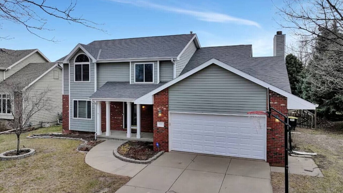 Lincoln House | Massive 6 bedroom in a great area!