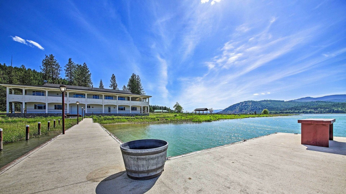 Sagle House | Massive, Grand Chic Getaway on Pend Oreille River!