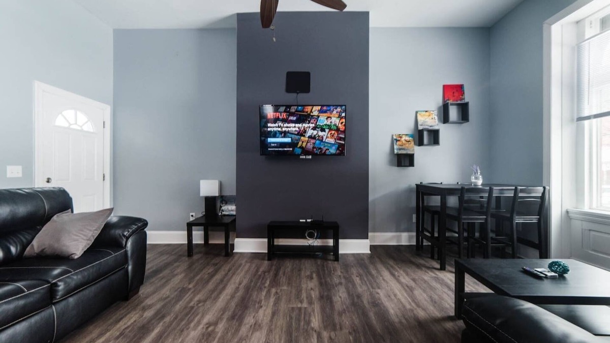 Manchester Apartment | Massive Home - GroupStay - Parking & Location