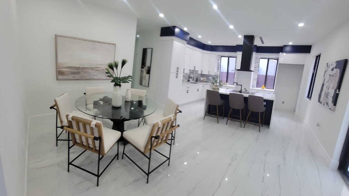 El Portal House | Massive rooms and living spaces. Great for