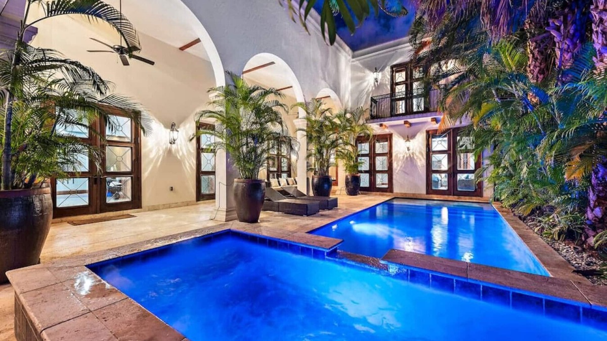 Downtown Fort Lauderdale Villa | Massive Villa with GYM, POOL, JACUZZI ! Sleeps 12