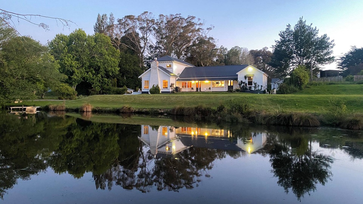 Solway Bed & Breakfast | Master Bedroom @ Te Rangi Lodge 5 mins of SH3. Evening Meals available. Pets OK.
