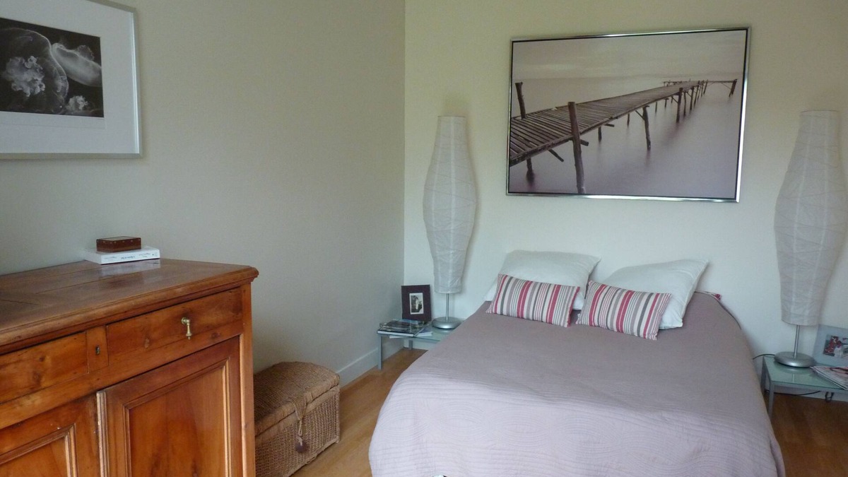 Saint-Nicolas House | Master suite with en-suite bathroom and breakfast at the home stay