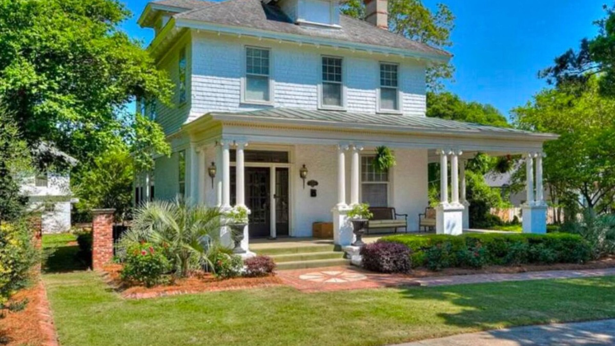 Summerville House | Master’s Rental Spacious 3-bedroom house, and 1-bedroom detached cottage.