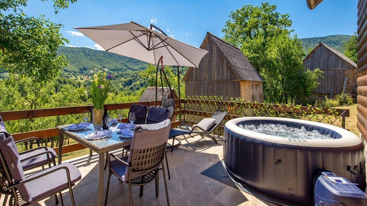 Kuterevo House | Matan House - Two Bedroom Holiday Home with Hot Tub