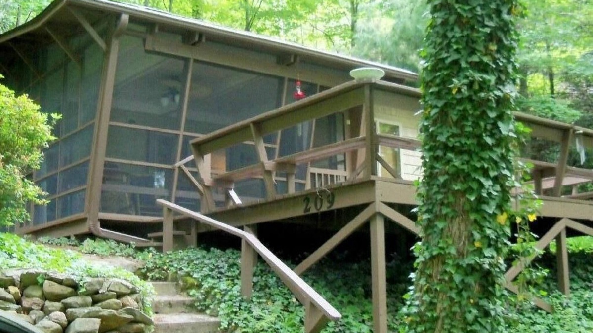 Santeetlah Cabin | Mathews' Mansion, a cabin by a mountain lake