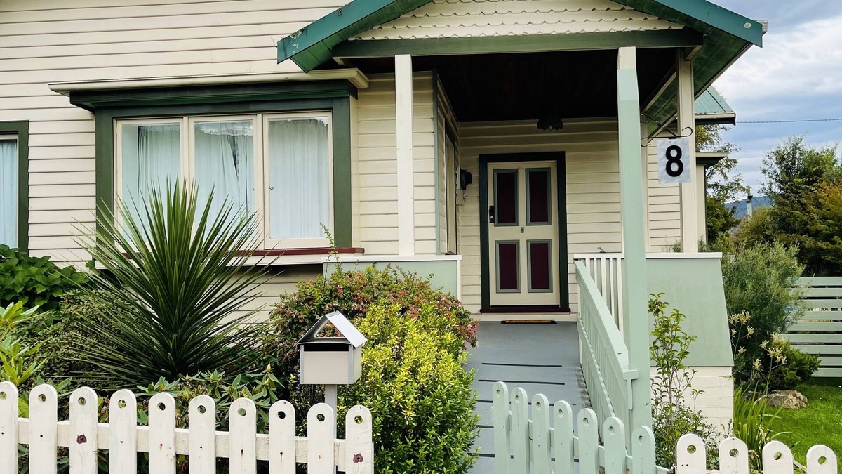 Franklin House | Mathinna House is a four bedroom heritage home in the heart of Franklin.