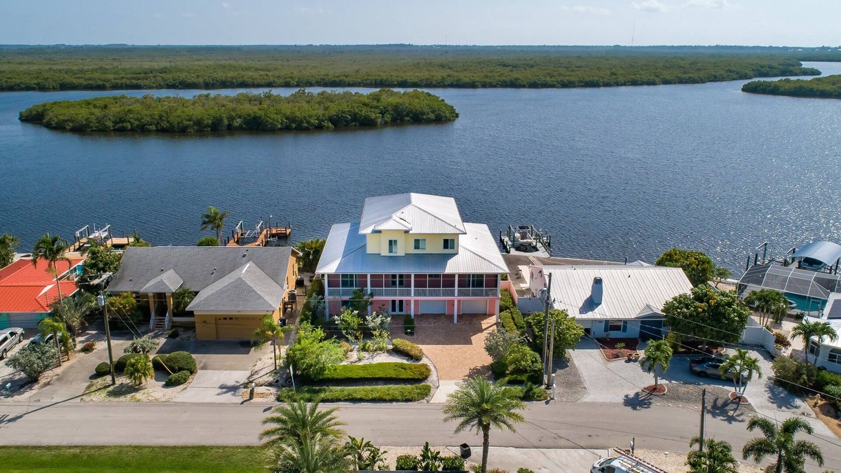Matlacha House | Matlacha/Cape Coral - Kokopelli House - a three-story Key West style residence