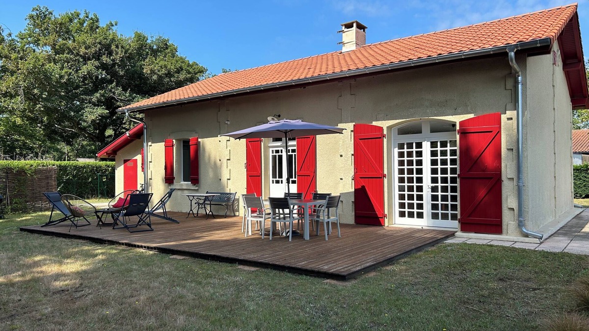 Leon House | MATOUNE pleasant, 4/6 person house near Lake Leon