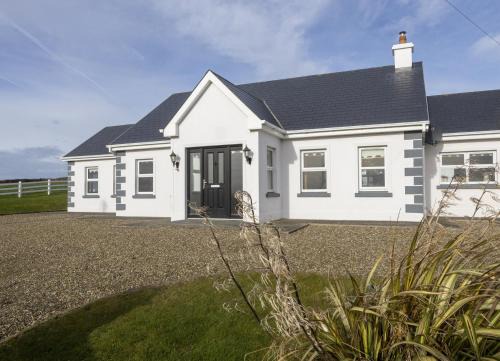 Doonbeg House | Matthews Cottage Doonbeg sleeps 6 by Trident Holiday Homes