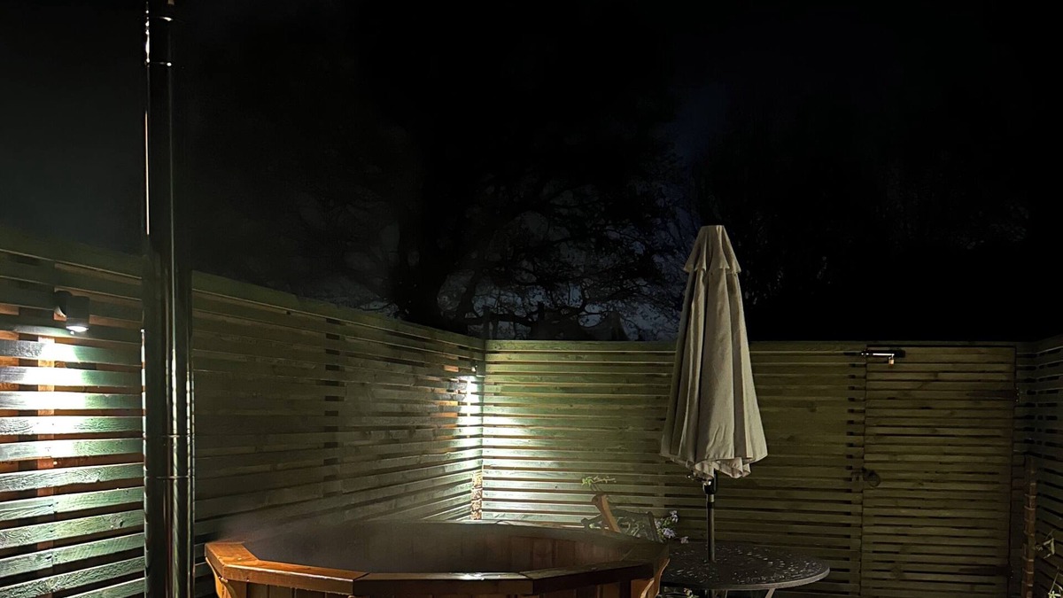 Bletchingley House | Matties Loft - peaceful, private garden/hot tub, swimming lake, Spa and wellness