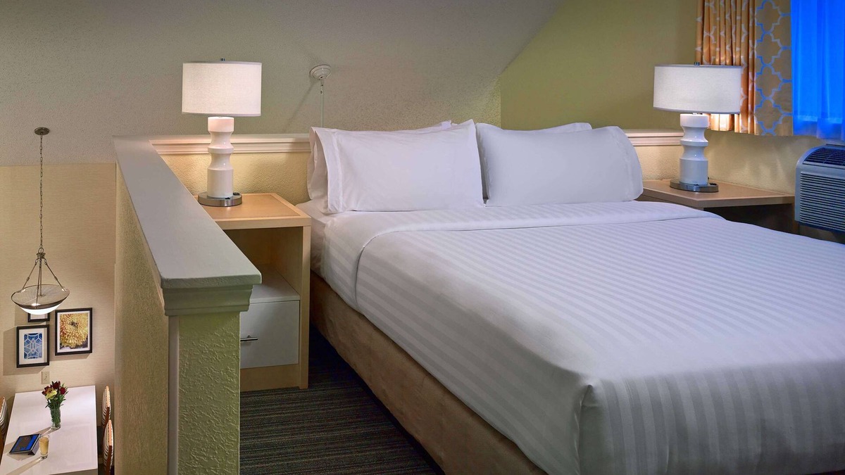 Westlake Hotel | Maximum Comfort and Styles! Free Parking, Onsite Swimming Pool, Pets Allowed