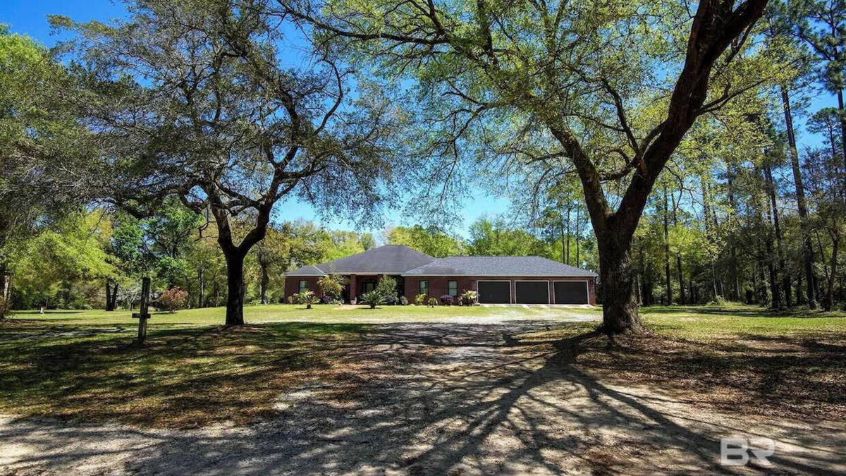 Elberta House | Maxinea's Hideway is a 6 Bedroom ground level home on 3 Acres in Elberta, AL