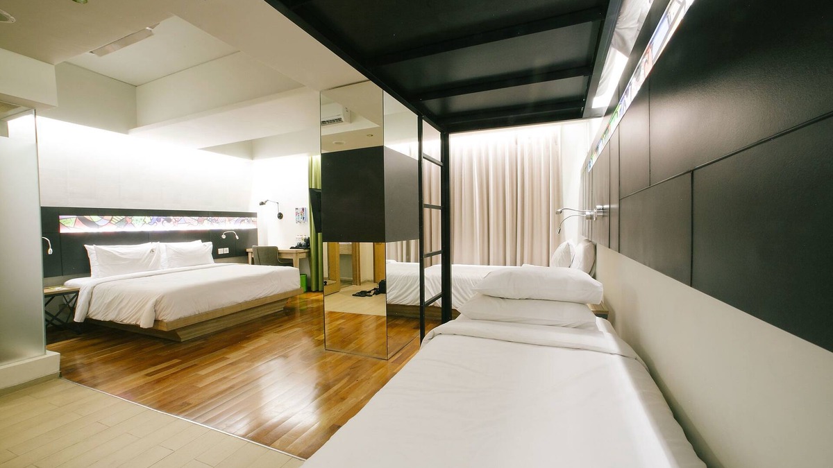 Gubeng Hotel | MaxOneHotels at Dharmahusada - Surabaya