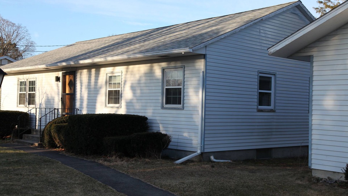 Brandon House | May - 2 bedroom mid-century home with yard and views - close to village center