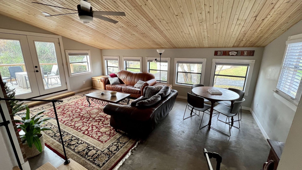 Mount Airy House | Mayberry’s Best! Peaceful, Bonus Room, Deck, Huge Yard, 5 min to downtown