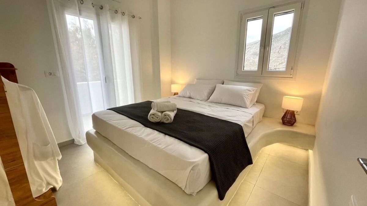 Kamari Apartment | Mayema Cycladic House with Black beach View