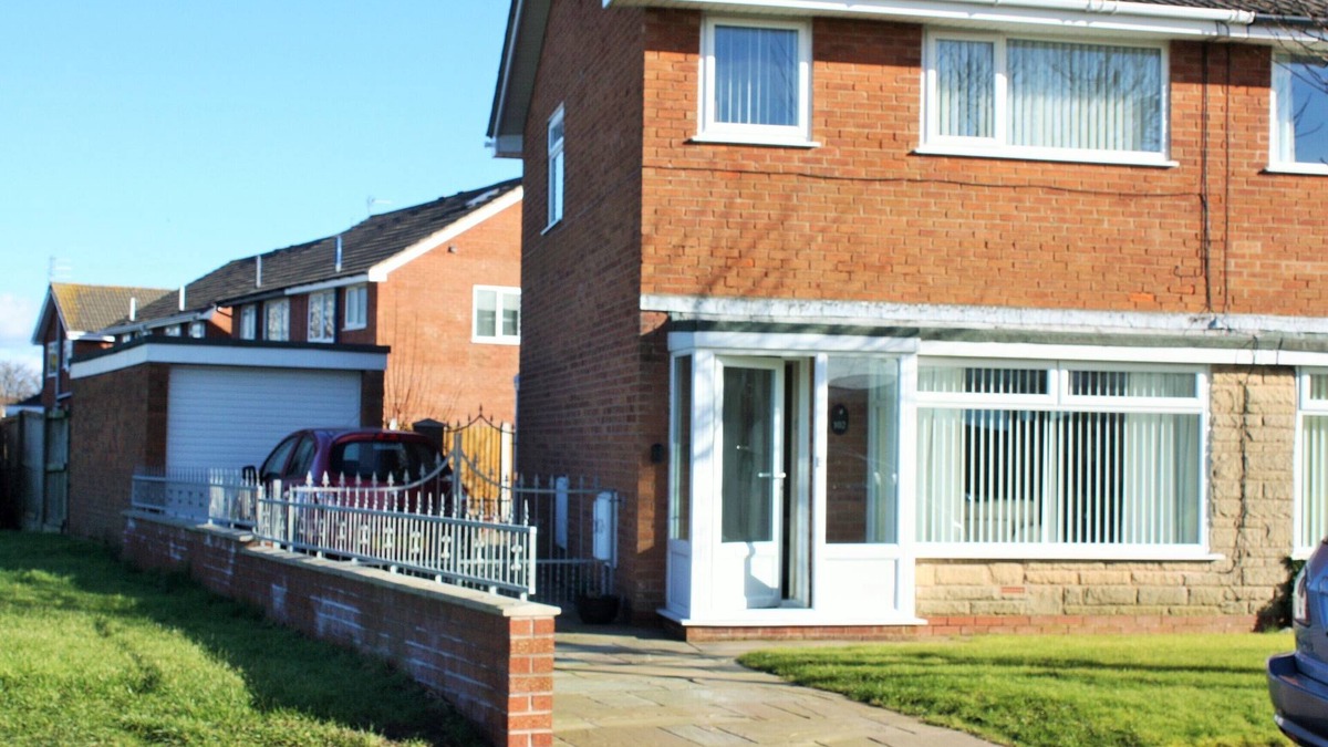 Thornton-Cleveleys House | Mayfield stay 4 to 30 days in 3 bed semi, 2mins to A585. Dogs welcome