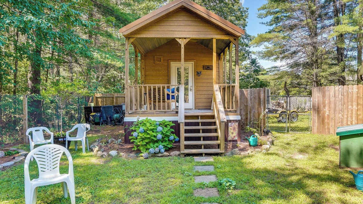 Mayfield House | Mayfield Tiny Home w/Porch, Walk to Beaches!