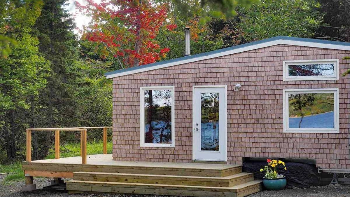 Glenville Cabin | Mayfly Tiny House on fresh water Lake Ainslie 12 min distant to Inverness beach