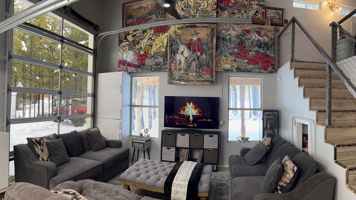 Rivers Crossing House | McCall Art House-5 minutes from Lake on 1.6+acres- Art/Hot Tub/Foosball/Arcades