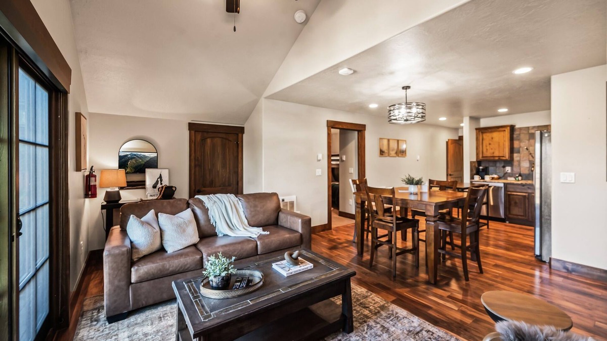 McCall Apartment | McCall Lakeside Hideaway Apartment By Shore Lodge