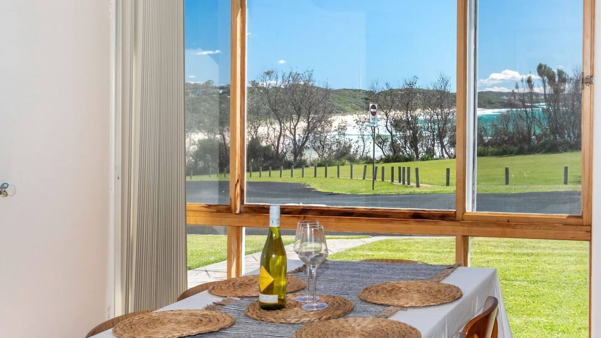 Dolphin Point Apartment | Mcgrath welcomes you to Wave Spray close to the beach and lake