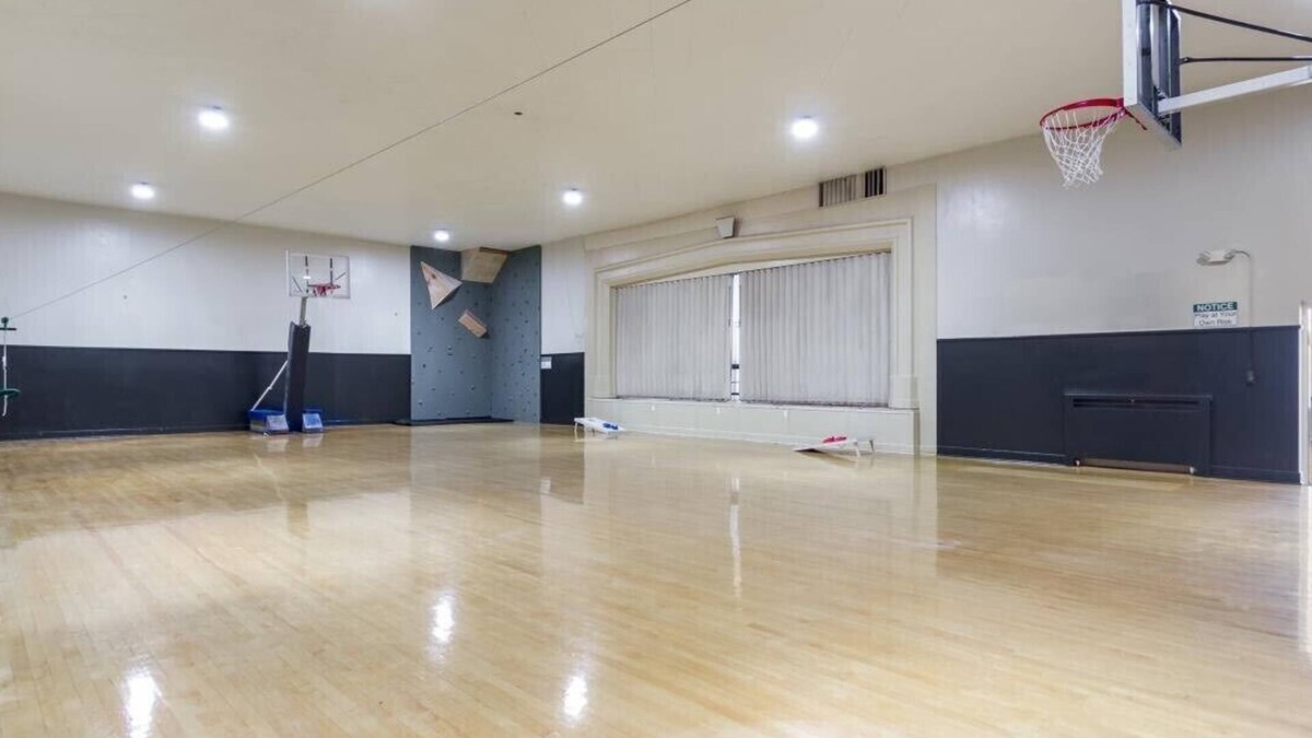 Pocatello House | McKinley Mansion Full Building w/Bball gym, Arcades, 13000 sqft, Sleeps 70.