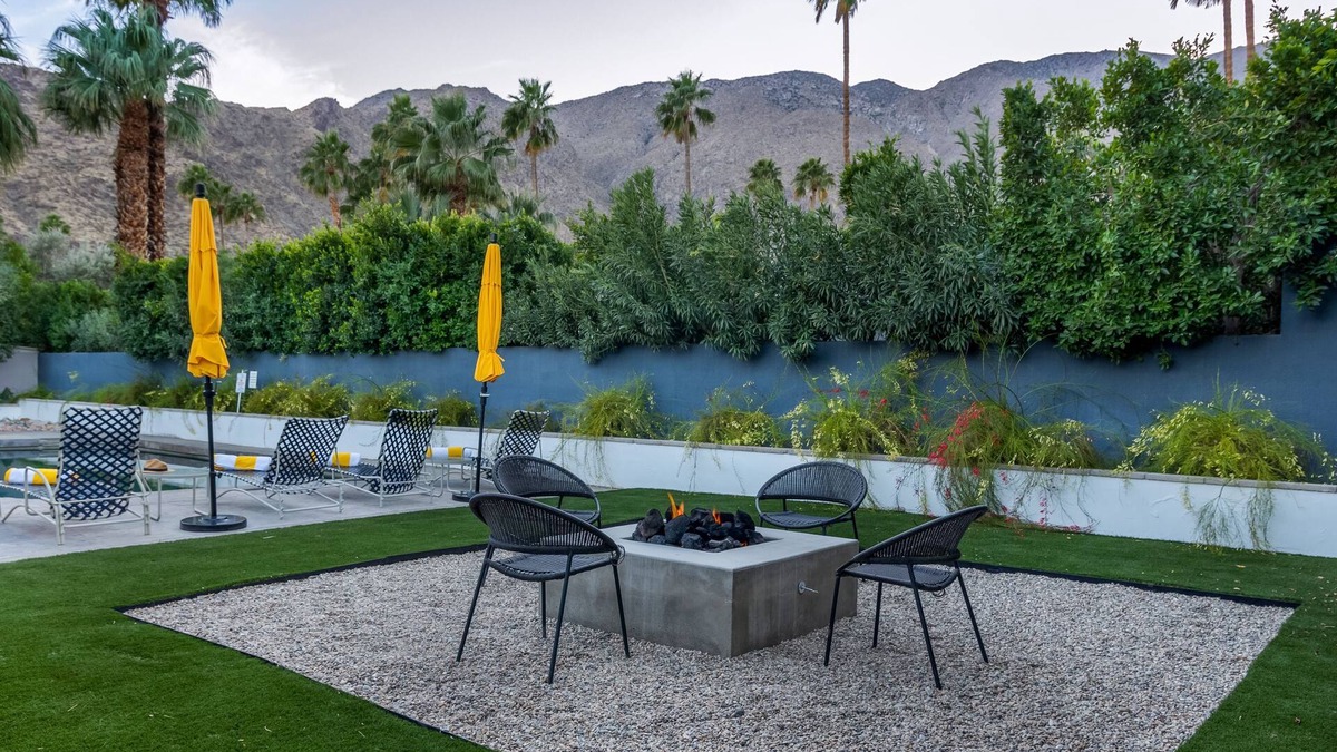 Vista Las Palmas House | MCM with stunning mountain view in upscale neighborhood