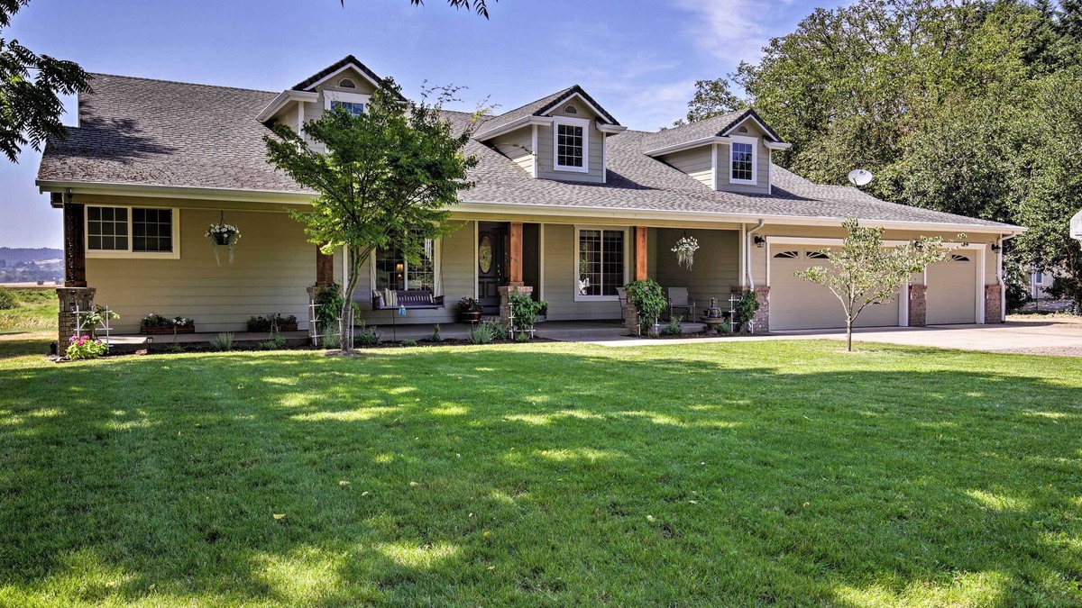 McMinnville House | McMinnville Wine Country Home w/Hot Tub + Deck