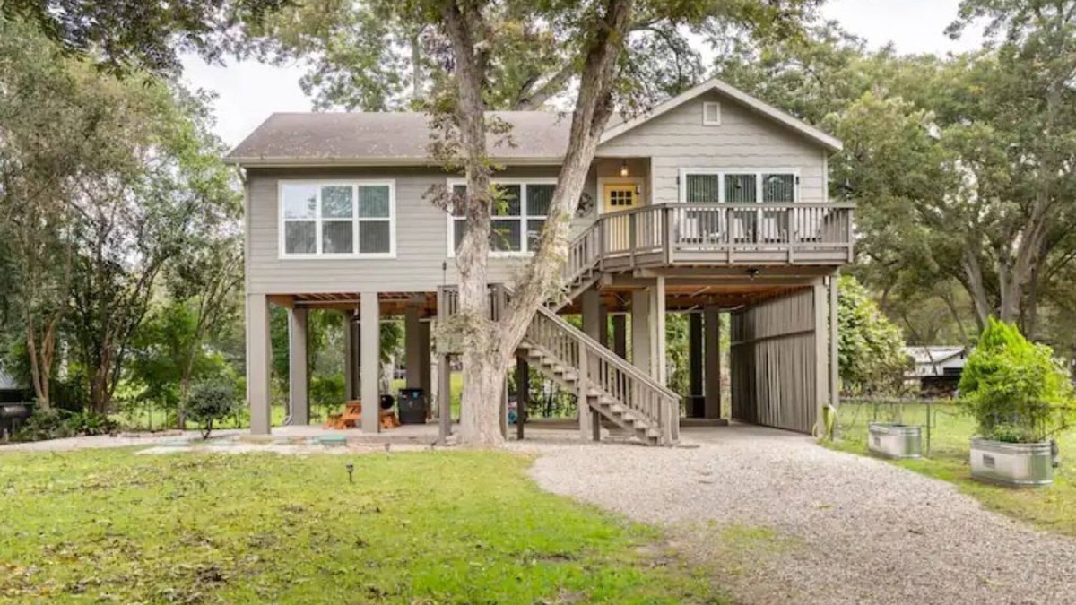 McQueeney House | McQueeney Tree-House near lake