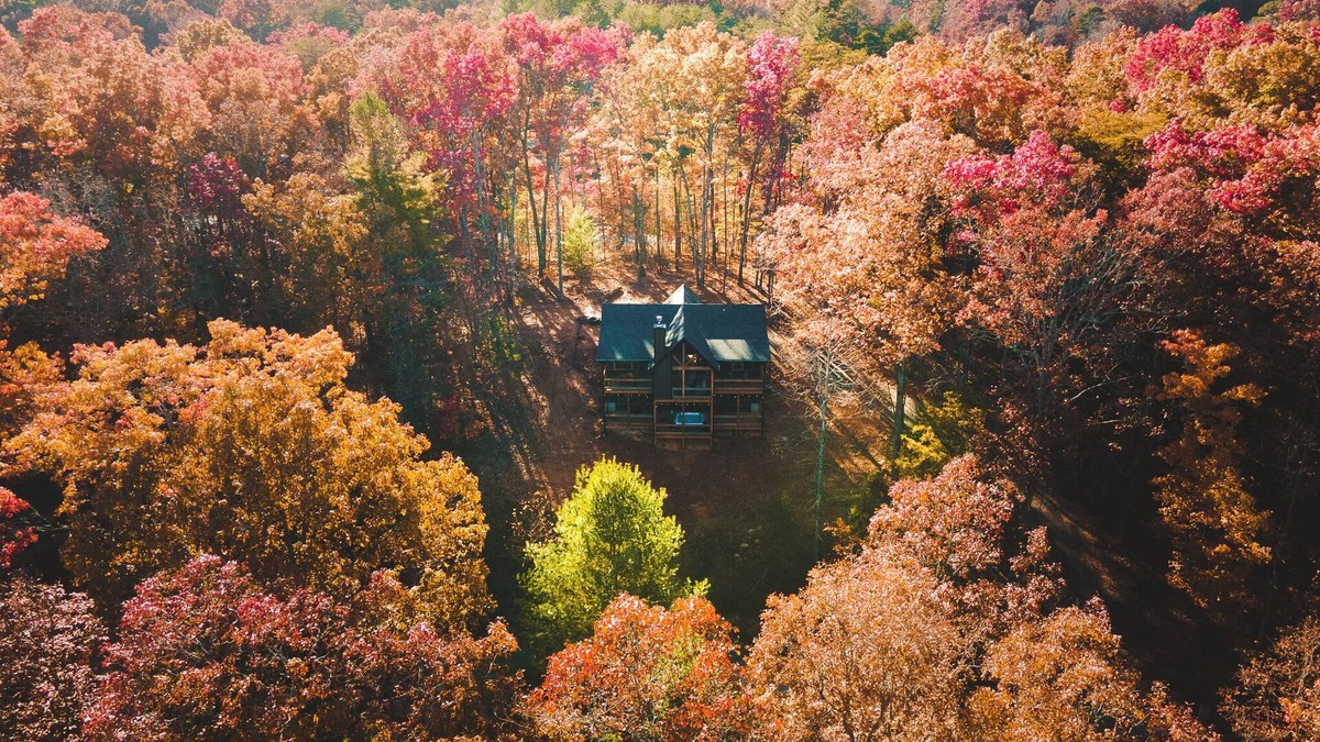 McCaysville Cabin | McStay in McCay - Charming 4-bed cabin w/outdoor fireplace and large jacuzzi!